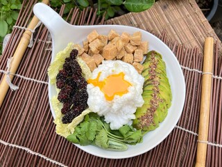 Meringue yolk with avocado, mulberry and fried tofu