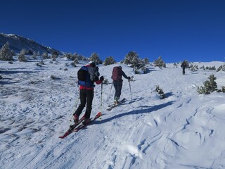 Fototapeta na wymiar ski de randonnée en montagne des Pyrénées orientales dans la neige avec skieurs de rando