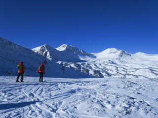 Fototapeta na wymiar ski de randonnée en montagne des Pyrénées orientales dans la neige avec skieurs de rando