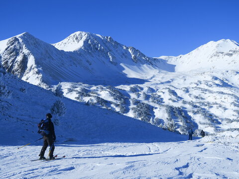 ski de randonn&eacute;e en montagne des Pyr&eacute;n&eacute;es orientales dans la neige avec skieurs de rando
