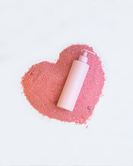 Envase de cosmética rosa en un corazón rosa