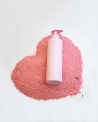 Envase de cosmética rosa en un corazón rosa