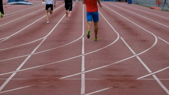 athlete runner was injured during sprint race