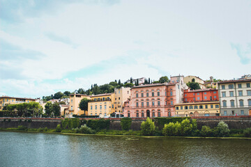 Fototapeta na wymiar Panoramic view of beautiful Italian houses on the Arno River in Florence, Italy