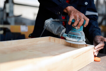 The hand of the carpentry is using sandpaper polishing machines, sandpaper scrubs that help quickly work, wooden work, furniture and repair work. Helps to increase special skills