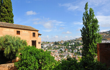 Fototapeta na wymiar El barrio del Albaicín visto desde los jardines de la Alhambra de Granada, Andalucía; España. Patrimonio de la Humanidad por la Unesco.