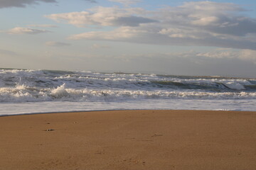 Spiaggia invernale al tramonto