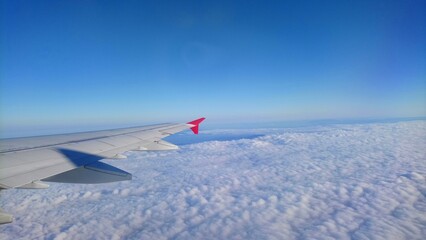 Avião voando nas nuvens

