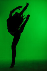 SILUETA DE MUJER BAILANDO BALLET CON FONDO COLOR VERDE