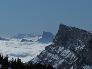 Fototapeta na wymiar mer de nuage avec le mont aiguille en arrière plan. a partir des sommets du vercors