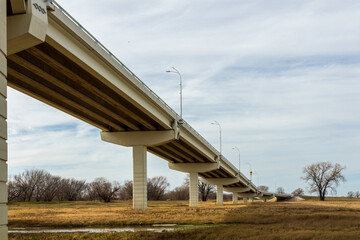 Obraz premium Sylvan Avenue Bridge viewed from Trammell Crow Park in Dallas, Texas