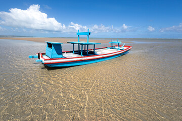 Jangada na beira do mar.