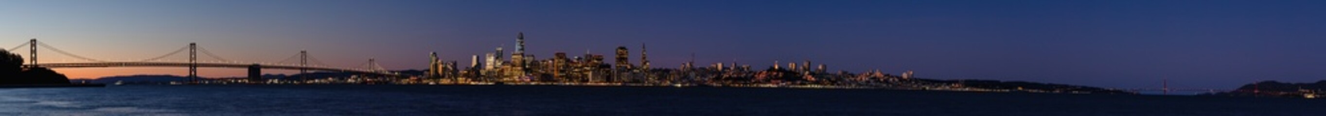 Fototapeta premium San Francisco skyline viewed from Treasure Island