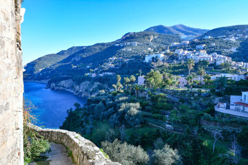 Obraz premium The Vesuvius volcano stands out over the gulf of Naples. Landscape from the town of Vico Equense.