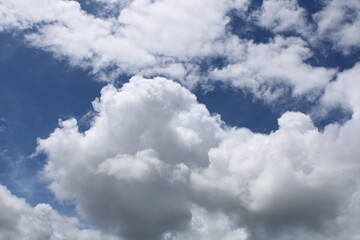 Naklejka na ściany i meble Hermosas fotos de nubes, que transmiten paz 