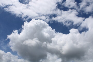 Naklejka na ściany i meble Hermosas fotos de nubes, que transmiten paz 