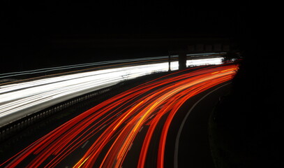 Langzeitbelichtung einer Autobahn bei Nacht