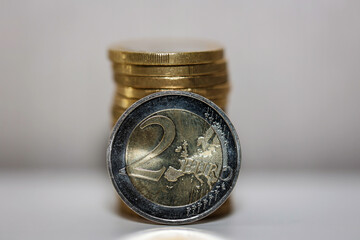 Zwei Euro Münzen, Nahaufnahme einer Münze mit dem Wert von 2 Euro.
