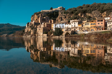 Fototapeta na wymiar Ebro river in Miravet, the village and the castle was founded by the Moors and rebuilt by the Knights Templar and transformed into a fortress-monastery.