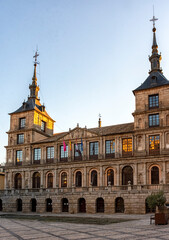 Fototapeta na wymiar Casa Consistorial de Toledo, ayuntamiento de Toledo, España