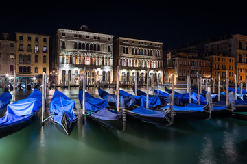 Fototapeta premium Venice canals and streets at night