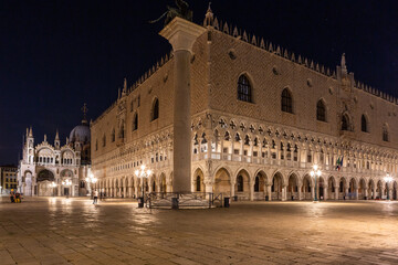 Fototapeta premium Venice canals and streets at night