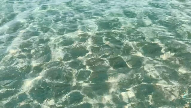 Durchsichtiges Wasser im Meer