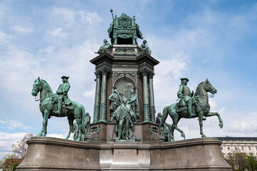 Obraz premium Maria-Theresia Memorial, a large statue depicting Empress Maria Theresa in Vienna Austria