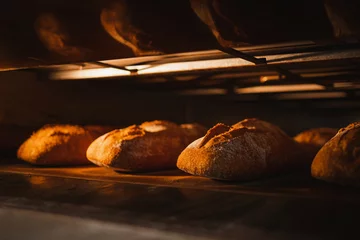 Crédence de cuisine en verre imprimé Boulangerie Close up shot of crunchy breads baking in a industrial oven