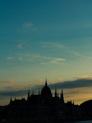 Naklejka premium city parliament at sunset