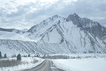 Obraz premium the road trip to Alpine Mountain during winter season. Travel in winter and snowing.