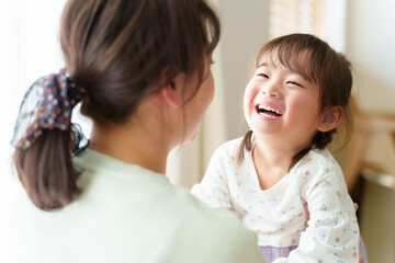 お母さんと遊ぶ女の子