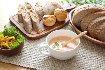 スープと雑穀パンの健康ごはん