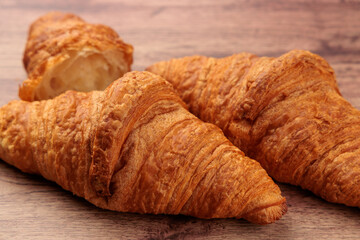 テーブルに置いたクロワッサンのクローズアップ