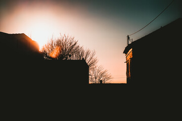 Por do sol por trás da igreja