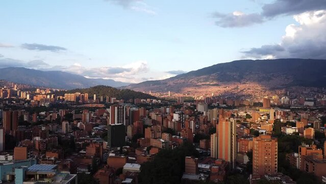 Panor&aacute;mica de Medell&iacute;n sobrevolando Laureles