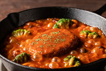 湯気が立つシズル感のある煮込みハンバーグ