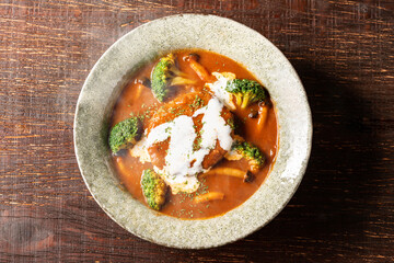 湯気が立つシズル感のある煮込みハンバーグ