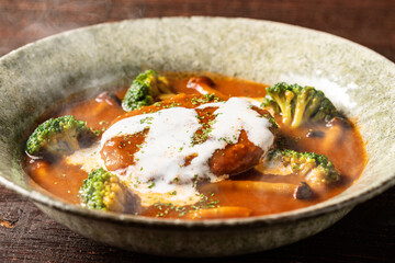 湯気が立つシズル感のある煮込みハンバーグ