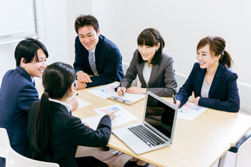 Fototapeta premium 会議室でミーティングをするスーツ姿の男女 