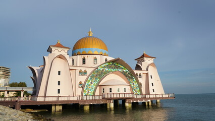 La Mosquée du Détroit de Malacca (Masjid Selat Melaka) est une magnifique mosquée située sur l'île de Melaka, en Malaisie. Construite au bord de l'eau, cette mosquée est