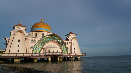 Fototapeta na wymiar Mosque|Masjid Selat Melaka|Pulau Melaka|馬六甲海峽清真寺