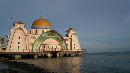 Fototapeta na wymiar Mosque|Masjid Selat Melaka|Pulau Melaka|馬六甲海峽清真寺