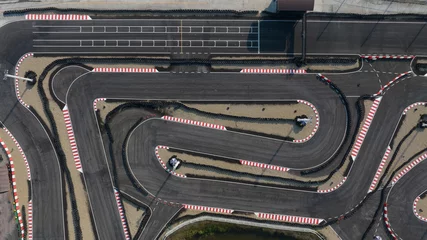 Schilderijen op glas Aerial top view race kart track, Track for auto racing top view, Car race asphalt and curve grand prix street circuit, Aerial view asphalt race track. © Darunrat