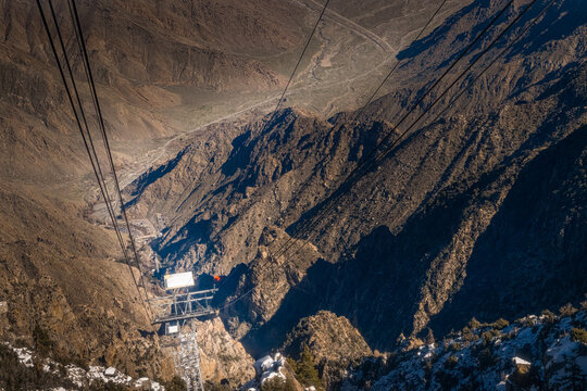 2023-01 26 DOWNWARD VIEW FROM THE TRAM AT THE SAN JANCINTO MOUNTAINS IN PALM SPRINGS SHOWING THE PARKING LOT AND ROAD IN PALM SPRINGS
