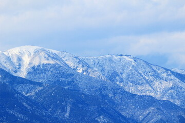 Fototapeta na wymiar 雪の積もった蓬莱山の風景