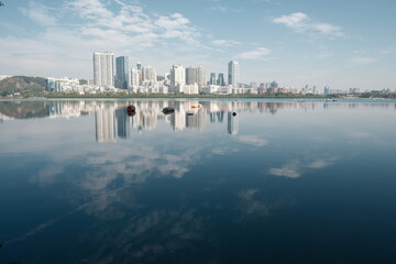 Fototapeta premium Urban landscape reflection on the lake