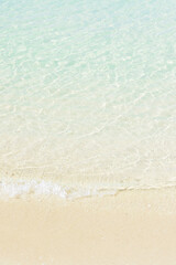 Fototapeta na wymiar 海と浜のコントラストが美しい沖縄の海