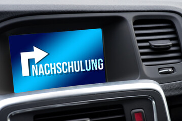 Navigation im Auto zeigt auf Nachschulung für einen Fahranfänger in einer Fahrschule
