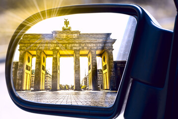 Berlin und Brandenburger Tor im Aussenspiegel von einem Auto © studio v-zwoelf